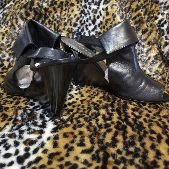 Shoes - Picture 2 of 6